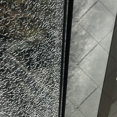 خرد شدن شیشه نمای ساختمان